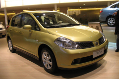 Dongfeng-Nissan-Tiida-hatchback-_2006XI